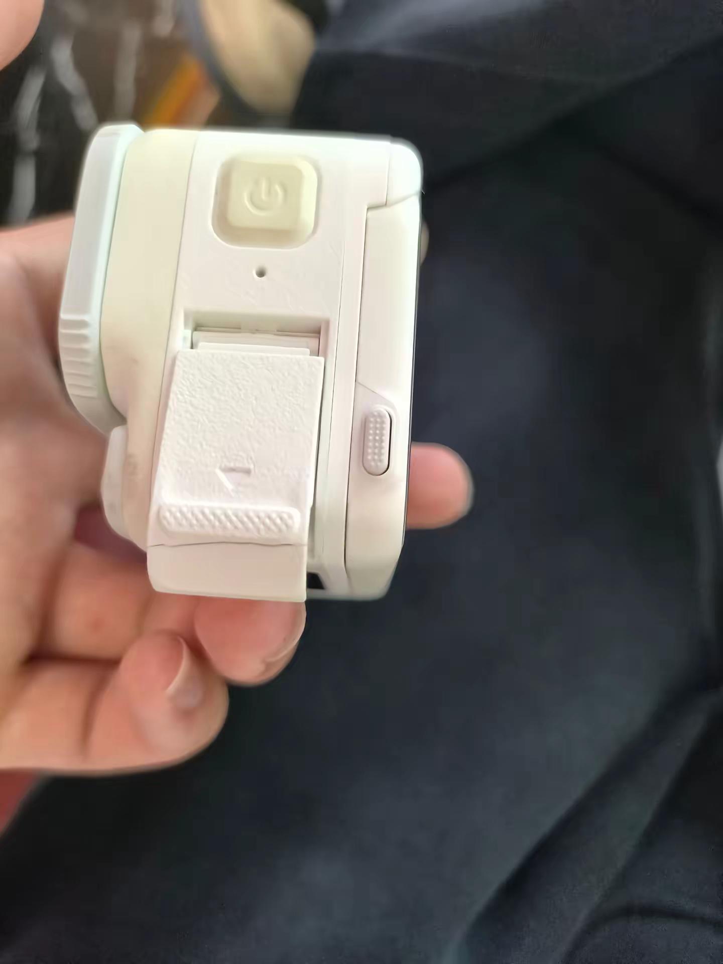 为什么放在包里颠一下就断了啊？@影石Insta360