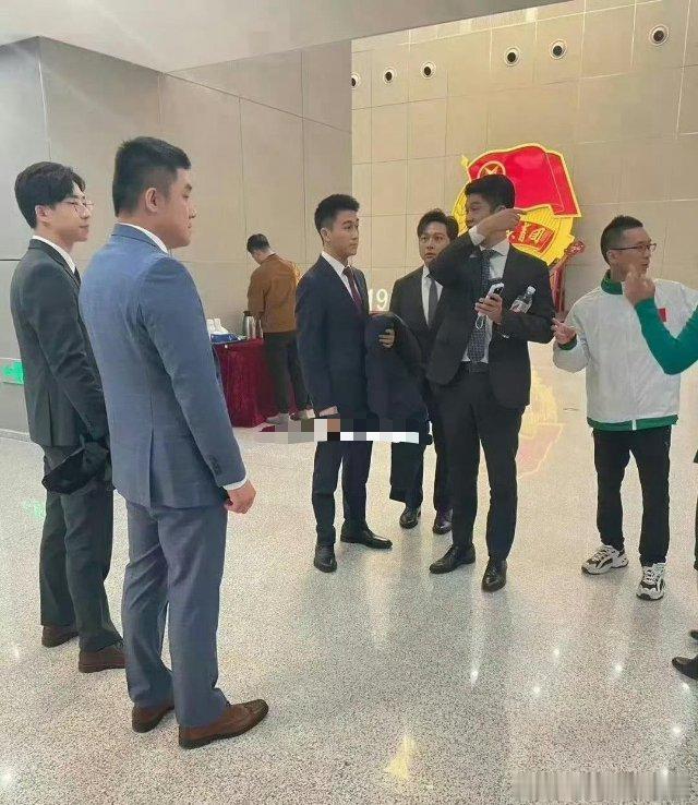 何猷君和其他男的站在一起也不矮啊！那为啥大家都说他个子小？​​​