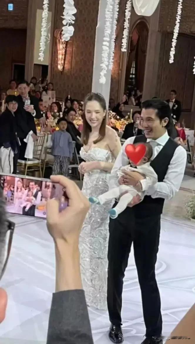 邱泽许玮甯婚宴高甜暴击！儿子亮相全家福，对视眼神能拉丝甜到犯规  这俩...