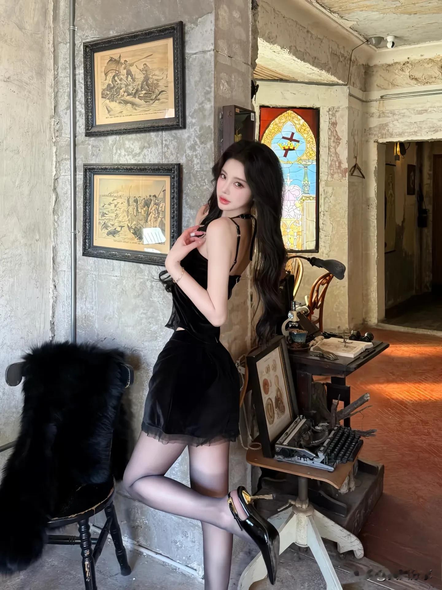 蕾丝黑裙美人，性感十足[比心]＃