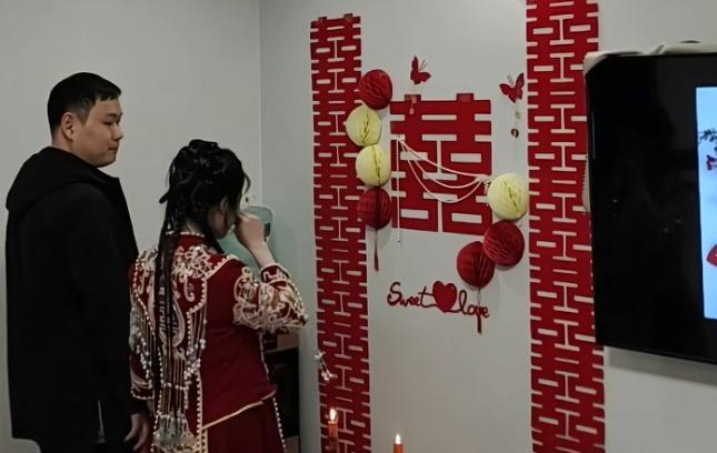 山西小伙办极简婚礼 总花费仅一万六千元


最近各地接连走红的极简婚礼，直接戳破了婚庆行业藏了多年的溢价窗户纸。
无效消费占比极高
你算过常规婚礼里有多少钱花在无效环节？司仪两小时要一千多，摄像动辄上千元，大几千的婚纱只穿一次，台下宾客没人会真的记住这些细节，平白扔好几万难道不可惜？
极简绝非寒酸敷