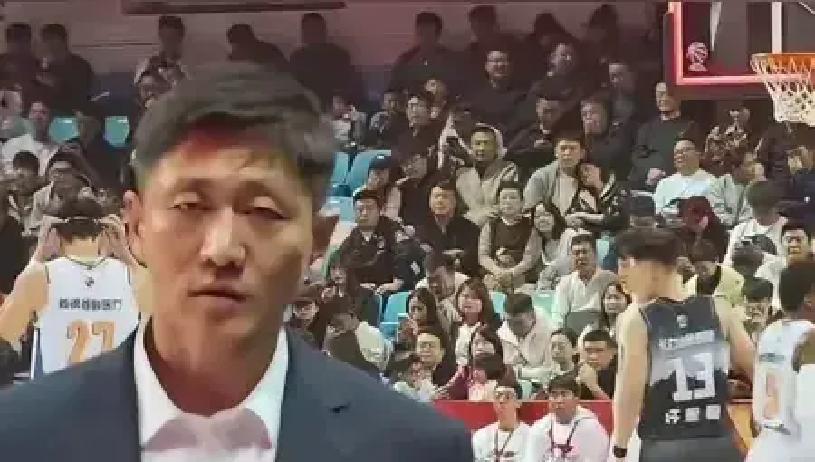 客场又输给四川，吉林男篮开局直接吞下两连败，新帅李昂这回算是被结结实实架在火上烤了。
网上不少声音都在质疑，说名校出身、满脑子先进战术理念的少帅，一到真刀真枪的职业赛场，终究还是免不了“纸上谈兵”。
但凡完整看完全场的人，心里其实都清楚这两场输得有多憋屈。
不是崩盘，也不是被对手按着打，两场硬