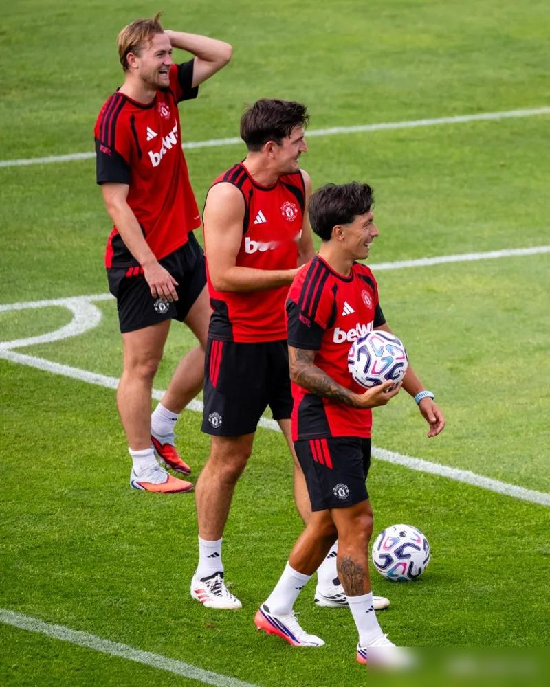 这一个丢球数，曼联已经把队史英超的底裤都输没了。
38轮丢54个球，场均1.42个，光看这数字你可能没感觉。但你要知道，后防线一个赛季换了多少个组合，连教练都换了仨。滕哈赫没扛住，范尼临时顶，阿莫林来了也没辙。人是一茬一茬地伤，阵容是一周一变。
马奎尔、卢克·肖、德里赫特，名字听着挺唬人，凑一块