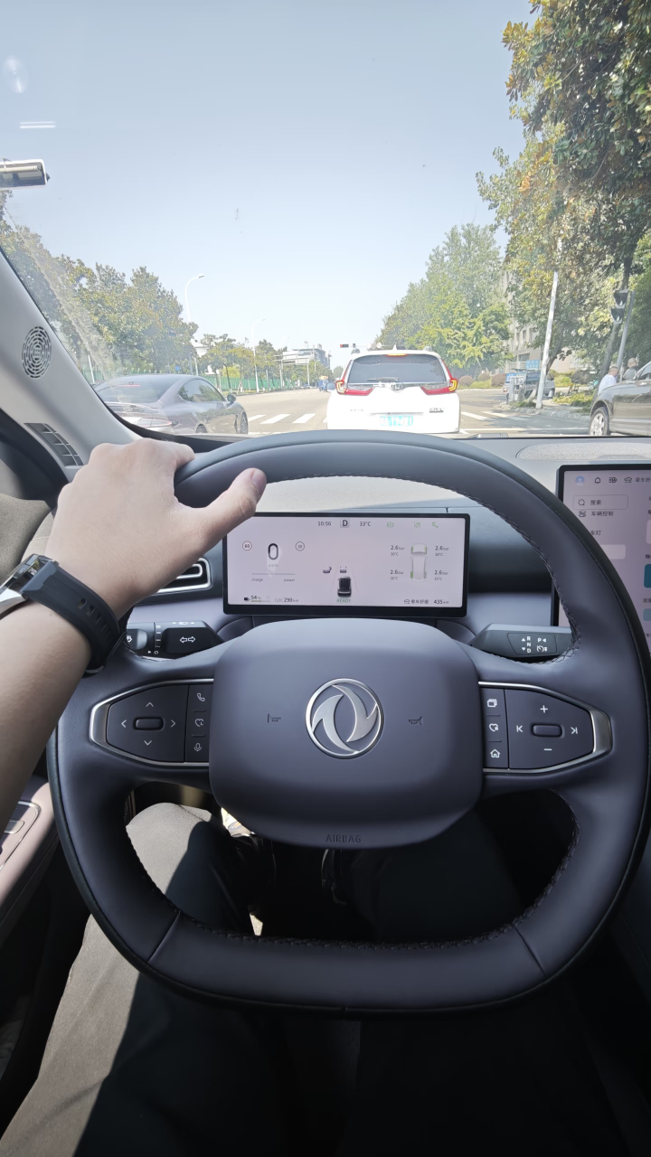 这次是去东风风神4S店试的L8Y，535KM卓越版，纯电大五座SUV。家里油车太费，想换台十万块左右、平时用电跑、空间还得大的家用SUV，看它限时十万出头就给到接近两米八轴距和五百多公里续航，就跑去试了。
试驾半个多小时，走了市区堵路、快速路和一段破路。坐进去没啥味，手摸到的地方大多是软的，大屏喊&