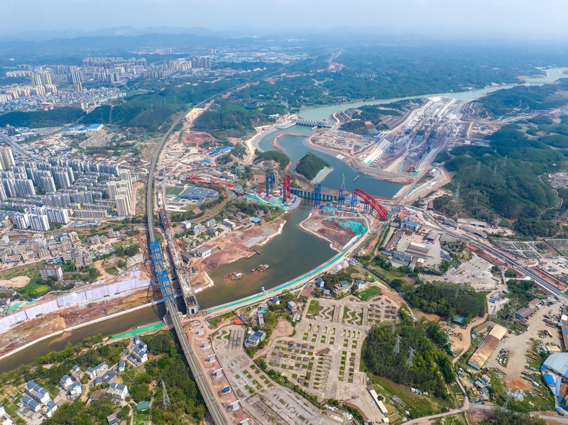 这条新中国成立以来首条由国家统筹规划建设的通江达海运河，如今终于迈入收尾冲刺阶段，9月16日将正式通航。西南地区的货物经此出海，相比传统内河航运路径直接缩短航程560公里，全年可节省超50亿元的运输成本，是实打实的西部陆海新通道核心骨干工程。
更令人期待的是，平陆运河南宁段的水
