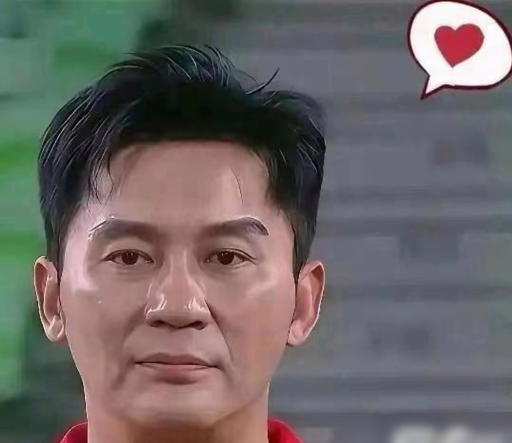 李晨在跑男里撕了十二年名牌，撕到观众只记得他叫大黑牛。
《长津湖》里他演七连老兵，镜头一给到脸，弹幕全在刷牛哥快撕他。演《孤星计划》地下党，大家愣是等他下一秒要秀肌肉。
再看邓超。初代跑男队长，综艺红利吃到顶，转头就把钱砸进电影局，导、演、投一条龙，现在谁还只当他是个综艺咖？
李晨不是没想过破