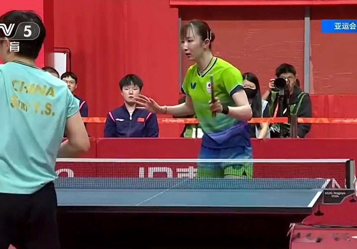 为什么孙颖莎3:1拿下早田希娜？高涵居然说了一句很有道理的话，刘国正都认可。

她说：早田希娜正常打，是打不过孙颖莎的，所以这次不断地变发球，变打法。但是变到最后，自己乱了。
刘国正说：对，就是这样。

我的看法：我觉得莎莎这次打早田不在状态，不知道是不是他哥输了，影响到莎莎。厉害的是莎莎就是不在状