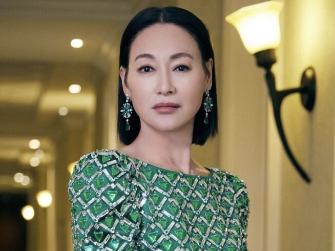 光天化日！惠英红在巴黎被歹徒破窗抢劫，这就是西方吹嘘的民主自由？
 

惠英红在巴黎遭遇惊险一幕，光天化日之下，歹徒直接砸破汽车车窗实施抢劫。
 
从现场照片能看到，车窗大面积碎裂，玻璃碎渣散落车内，不难想象事发时有多吓人。
 
法国常常对外标榜所谓自由民主，可繁华都市街头，白日就敢砸车劫掠，人身安