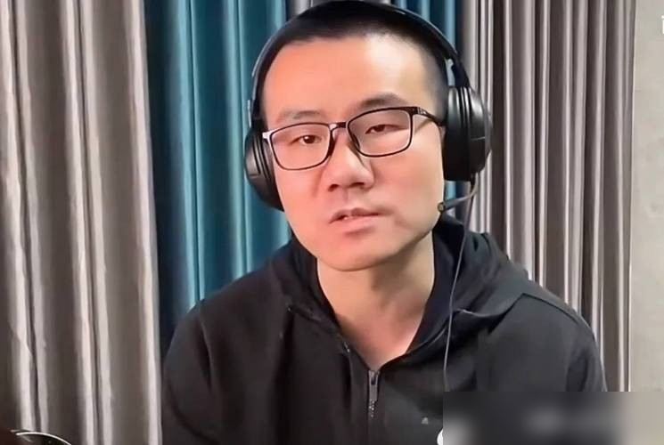 杜兰特在勇士到底算不算老大，徐静雨一句老1.5直接把这事捅上了天。
这事最拧巴的地方在哪，就是所有人说的都像事实。
你看追梦格林，杜兰特前队友，他在播客里说，杜兰特那两年的表现是史上最伟大的，这评价够高了吧。
可另一边，美媒直接把库里评为队史最强二当家，理由就是那几年球队第一核心是杜兰特，人家