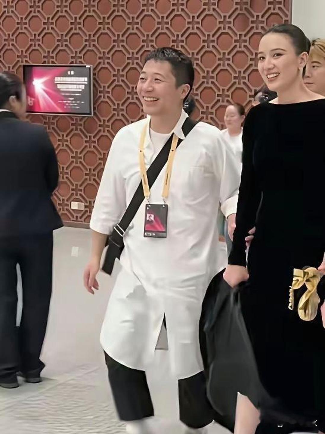 知名演员宋佳真的找了一位“小丈夫”？
早前网传宋佳的丈夫、导演王伟比宋佳矮半截，我原本还不太信，特意上网核实了一番：宋佳身高1.73米，王伟则是1.75米，实际上王伟比宋佳还稍高一点。
再看这张照片，不过是拍摄角度加上王伟身着宽松衣物带来的视觉偏差，才会让人看上去觉得王伟比宋佳矮上不少。
真要说王伟
