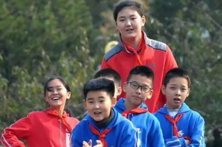 最近几年入选蓝坛的几位女巨人，李月汝，张子宇，刘禹彤，韩旭看上去长相都不难看，而且都显得不傻、不呆、不愣，反而甚至是萌萌的 、聪明的，挺招人喜爱！
相比过去的篮坛女巨人，不可同日而语，这个大家可以去品，你细品！去比较！