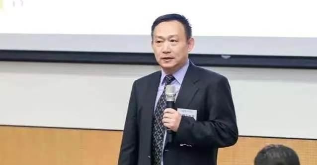 比芯片断供更阴险的，是有人把水表电表悄悄换成了私人资本的提款机！卢麒元怒批：别以为这是小事，水电网络是民生的承重墙，正被一份份合同打包送进金库！

芯片断供，工厂可能停产；水电供应出了问题，一座城市都可能跟着遭殃。前者闹得轰轰烈烈，后者却可能藏在一份份看似普通的经营合同里。

最值得警惕的，不是水厂