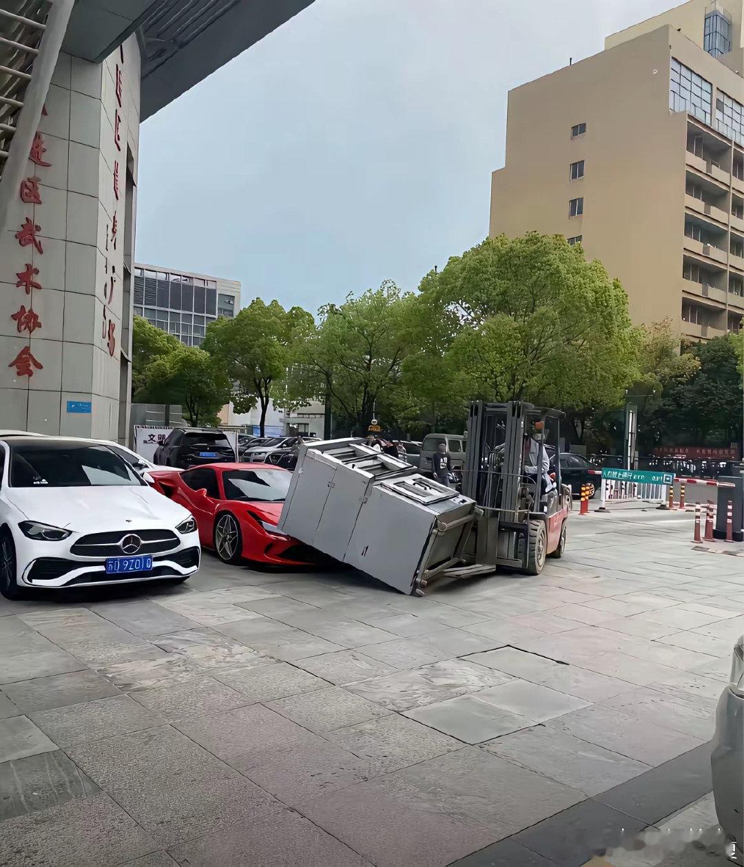 幸好没砸到奔驰 不然真的完了? ​