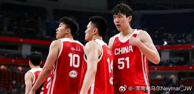 中国男篮27分大胜卡塔尔男篮的比赛中，杨瀚森依旧是替补出场，但是表现出来的内容和此前热身赛完全不一样。出场19分钟，投篮11中7，拿下了15分外加9篮板的准两双，正负值高达+17，攻防两端都统治了比赛。内线单打非常强硬，篮下暴扣让球迷看的非常解气，没有单打机会的时候也可以为队友挡拆做球，完全 ​