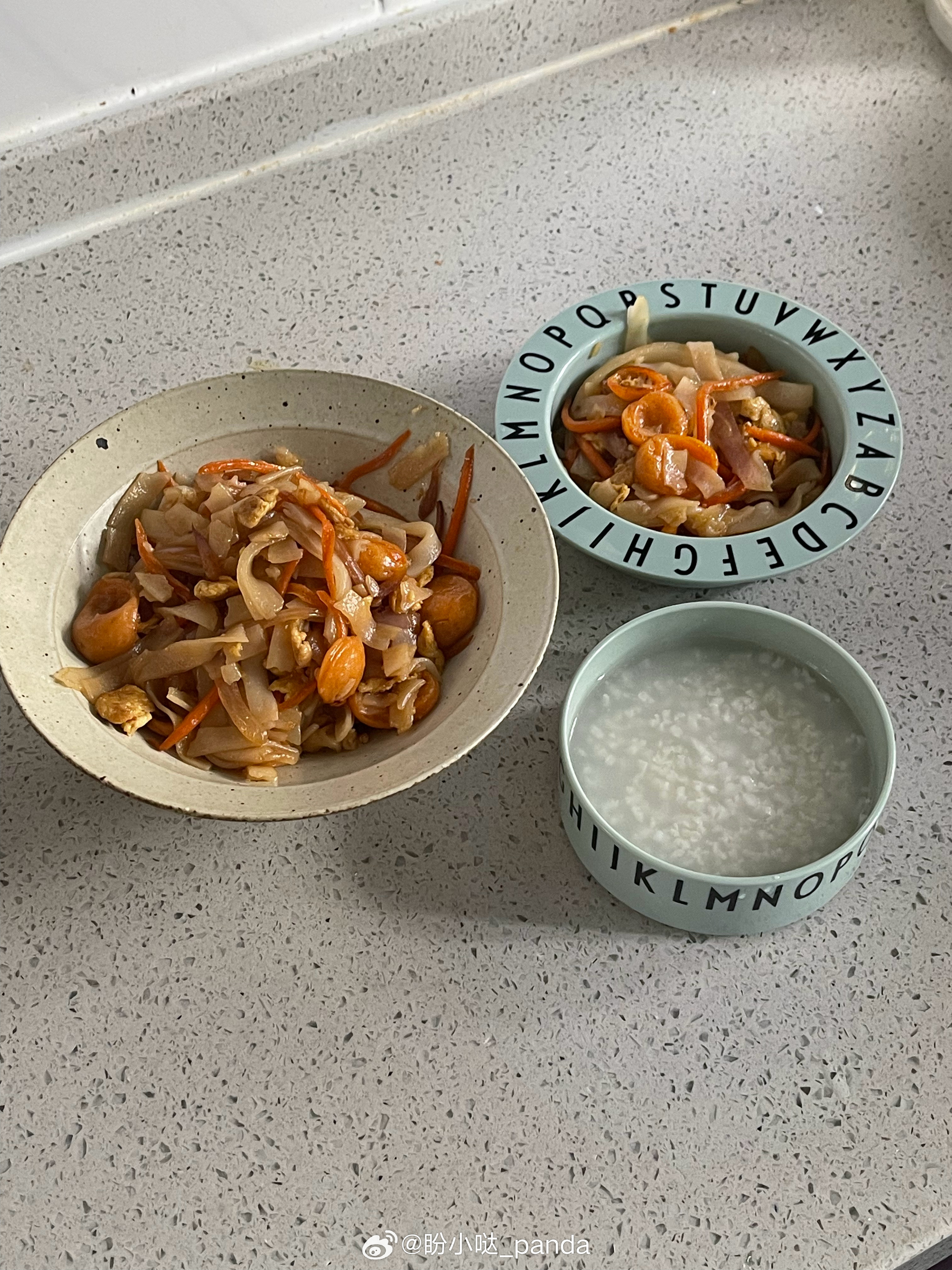 今天早餐是炒河粉～ 弟弟最近在用学练筷，图新鲜，吃的多[偷笑] ​​​