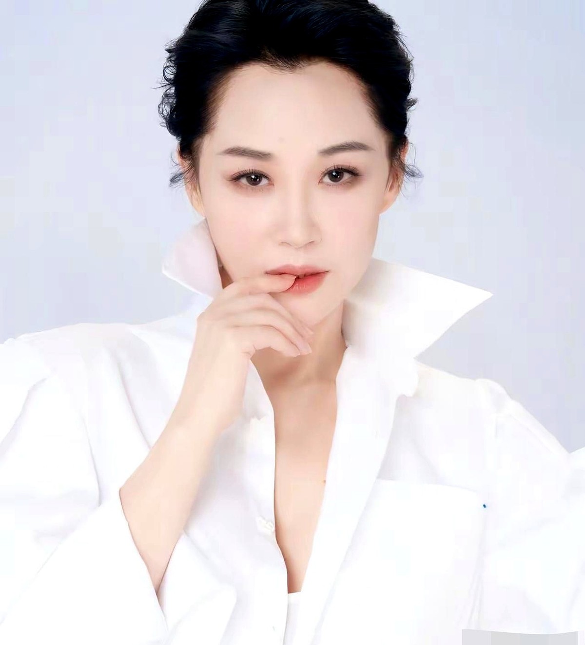 “你长这么漂亮进娱乐圈，父母不担心吗？”面对主持人的追问，许晴脱口而出的话让人意外。

“他们没觉得我长得多出众，甚至断言我压根吃不了这碗饭。”许晴笑着摆摆手。

现实偏偏跟老两口开了个玩笑。11岁在剧组露脸，14岁钻进《西游记》炼丹房当起小童子，21岁一头扎进演艺圈。

顶着北电科班的底子，她硬是