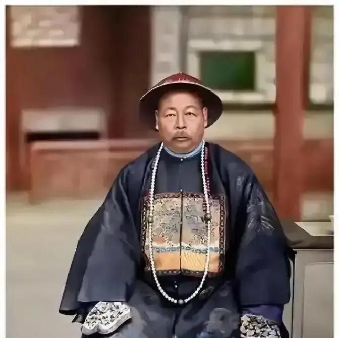 左宗棠有一妻三妾，但女儿左孝琳晚年的回忆，却出人意料：父亲从不踏入姨娘的房间，反倒是每逢节前，姨娘都要按顺序去正厅请安。


左孝琳记得，这个规矩是从兰州任上开始的。那年左宗棠刚把家眷从湖南接来，西厢收拾出三间屋子，三位姨娘各住一间。头一个月，有个姨娘见左宗棠从走廊经过，便掀帘子请安，想让他进屋喝口