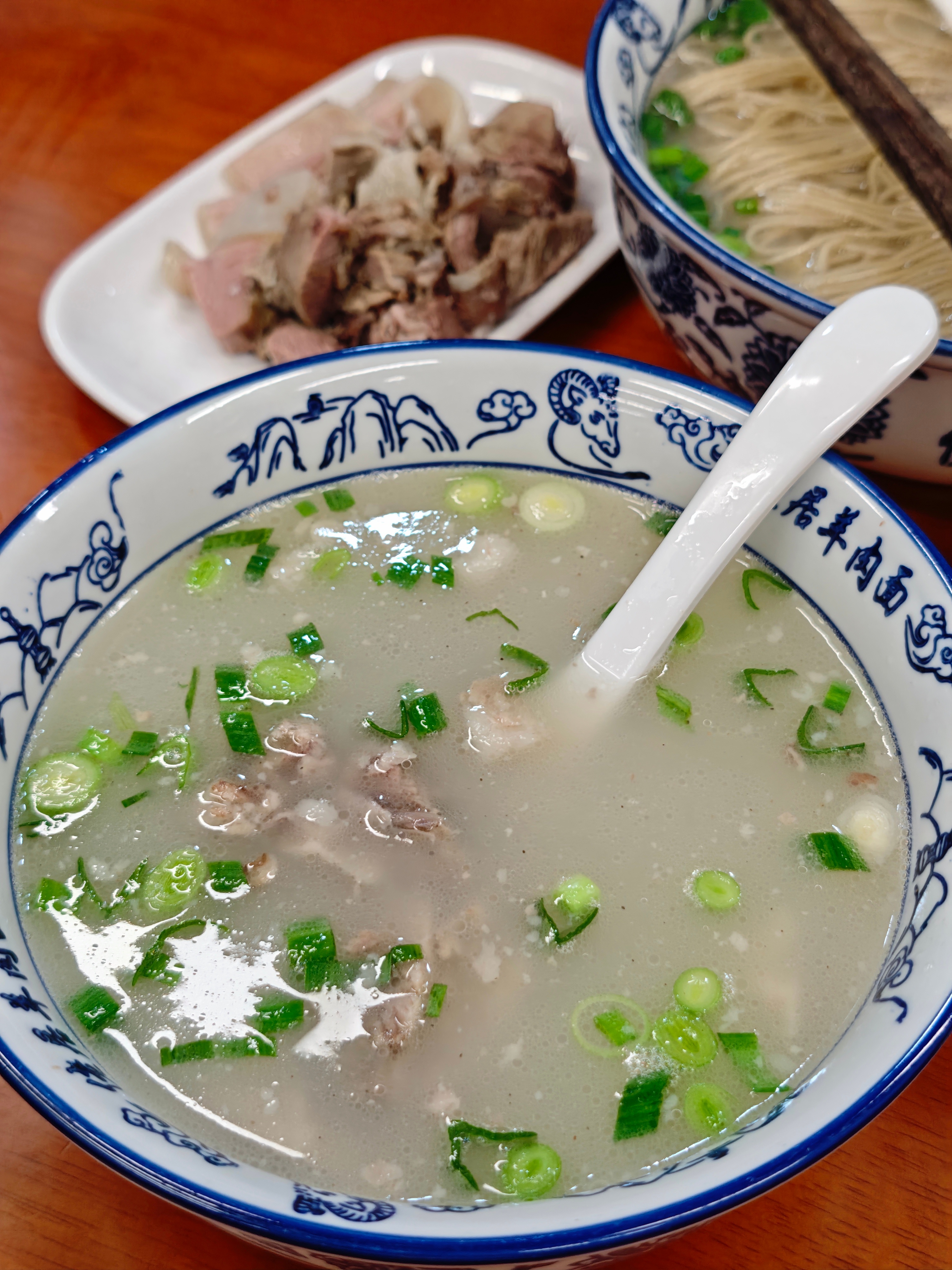 晚上去吃羊肉面啦 陪饼哥吃的 上海的一家网红羊肉面 『佬居羊肉面』 他...
