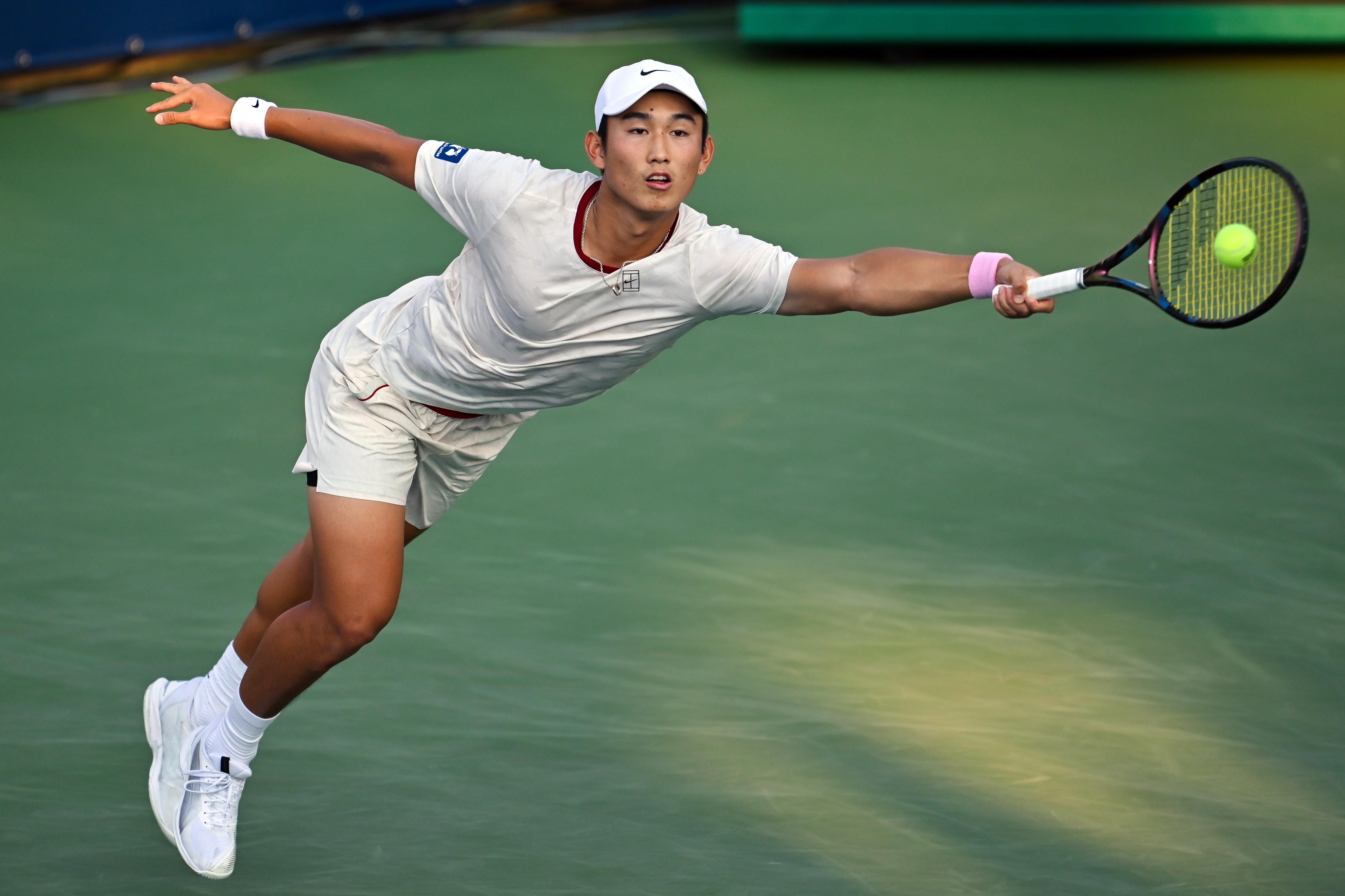 ATP1000蒙特利尔站第二轮，商竣程7-5、4-6、7-6(5)战胜...