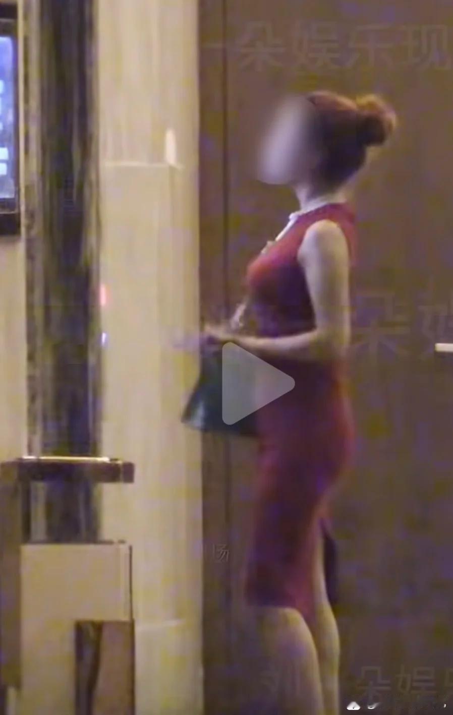 真是要被笑死了，网友怎么那么有梗呢，包贝尔不是喜欢美女，而是爱吃火龙果
看了刘大锤的爆料，一直在担心包文婧，她的天是不是塌了。她主动追求、表白、求婚，婚后生了一女一儿，她该怎么办？
然而跟包贝尔在酒店待一个晚上的女士，第一天穿一件红色连衣裙，第二天穿了一套粉红色运动服，她还染了红色 ​