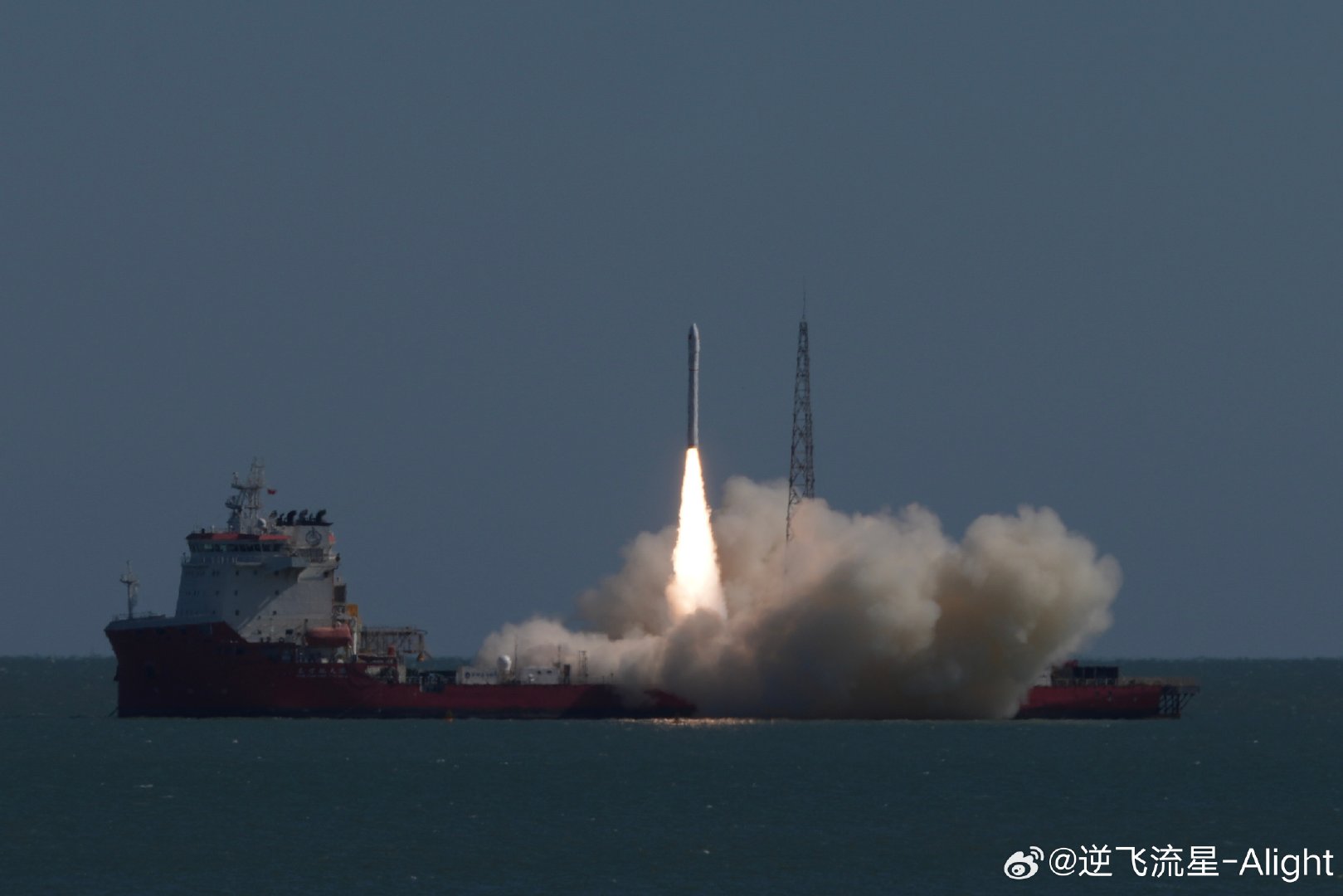 北京时间今天11时39分，谷神星一号海遥八在日照近海海域点火升空，将西光肆号01星送入预定轨道，发射任务取得圆满成功。
此次发射是中国航天2026年度第73次发射任务。
#谷神星一号海射型遥八运载火箭成功发射# 
图源：央视新闻 ​