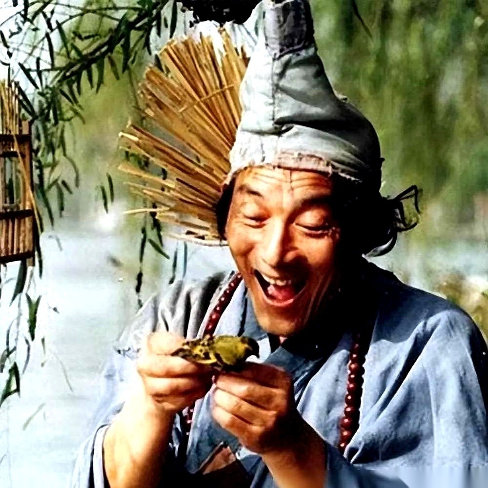 这两天，一条网传“93岁游本昌去世”的消息，突然炸开了屏幕。
盯着屏幕上的死因，很多人滑手机的大拇指悬在了半空——没有意外，没有急症，就是谁也躲不过的老去。
生老病死，天经地义。
一个90多岁的老人，走到生命边缘，本算是圆满。
可真看到这几个字，大家心口还是忍不住堵了一下。
因为在几代人的记忆里，那