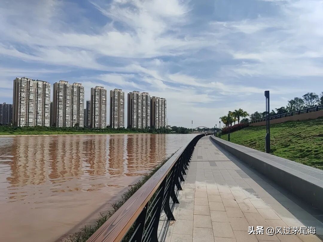 钦州人太有福气了！平陆运河赋能城市巨变，人居环境全面提档升级
 
钦州人真的太有福气了！平陆运河这项世纪工程，彻底赋能钦州城市巨变，带来的全域升级效果，是普通城建投入几十亿都难以实现的，实实在在刷新城市面貌、改善百姓生活。
 
运河沿线迎来全方位改造提升，二十多座桥梁全新重建、翻新升级。桥梁造型大气