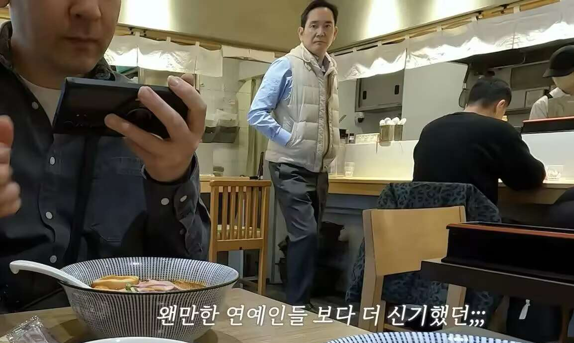 三星会长李在镕吃拉面被偶遇！他是财阀家族中最爱吃小吃的人。 他在日本一...