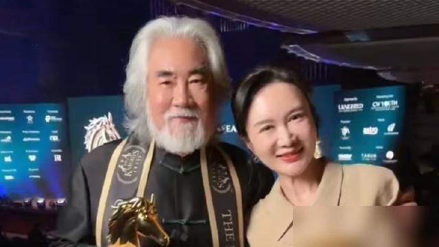 75岁张纪中牵着44岁老婆又上领奖台了，这回是在吉隆坡拿了个骑士奖。
台下闪光灯一打，杜星霖笑得比拿奖的还灿烂。这老哥家里刚逼着全家说英语，转头又带媳妇出国走红毯，行程排得比年轻人还满。
前脚直播里说要备孕第五胎，杜星霖张嘴就是“越生越聪明，良性循环”。后脚又改口说顺其自然，龙太子那事是开玩笑。
