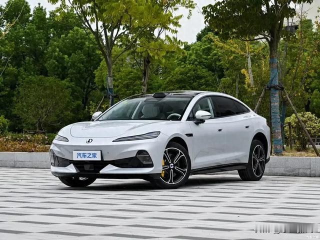 25.58万元起步的车，为什么把后轮转向做成了全系标配。
这事放在3年前，你跟我说后轮转向全系标配，我第一反应是这车得40万往上。现在腾势Z9S把这个配置塞进了25.58万到32.58万的区间里。
三款配置，名字挺长，闪充尊荣、闪充旗舰、易三方闪充性能。说白了就是，你不管选哪一档，后轮转向都在。
以