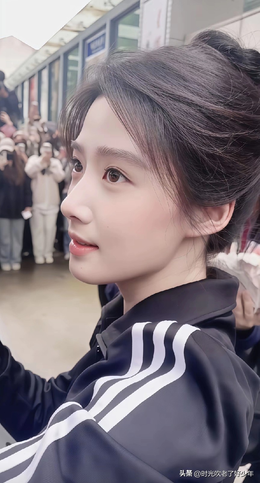 [爱慕]卢昱晓是淡颜鹅蛋脸，眼尾微垂，五官柔和，清冷温婉，自带小白花的干净氛围感。