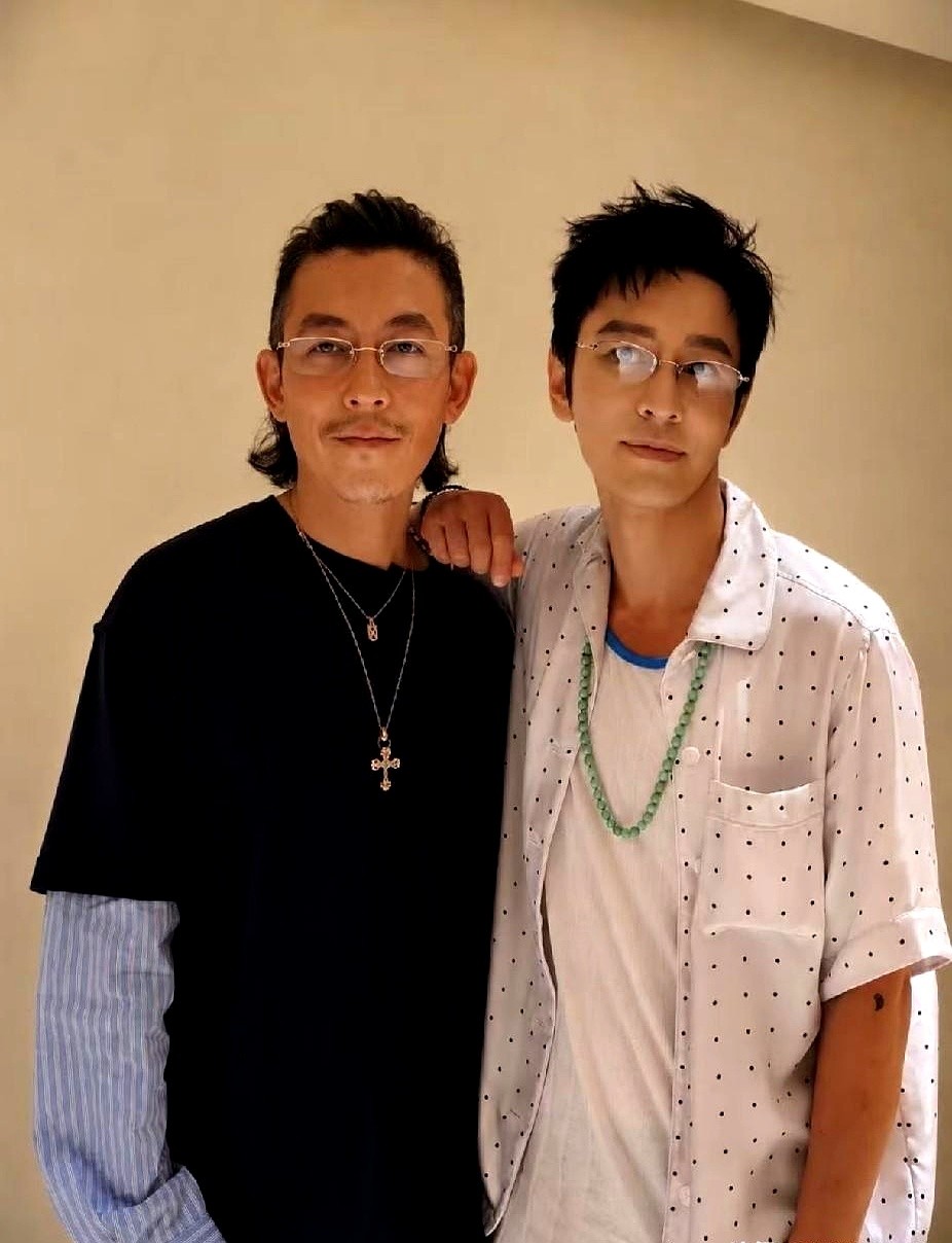 黄晓明和陈冠希的同框照一出来，评论区就没停过。

照片里，两人的状态完全是两条平行线。

陈冠希这几年迷上户外运动，脸上的纹路没藏着掖着。他选了顺应规律，主打一个随性。

黄晓明不一样。他还得在荧幕前打拼，形象管理就是饭碗。靠着科学保养，他现在的状态甚至比年轻时还精神。

一个追求自然舒适，一个需要