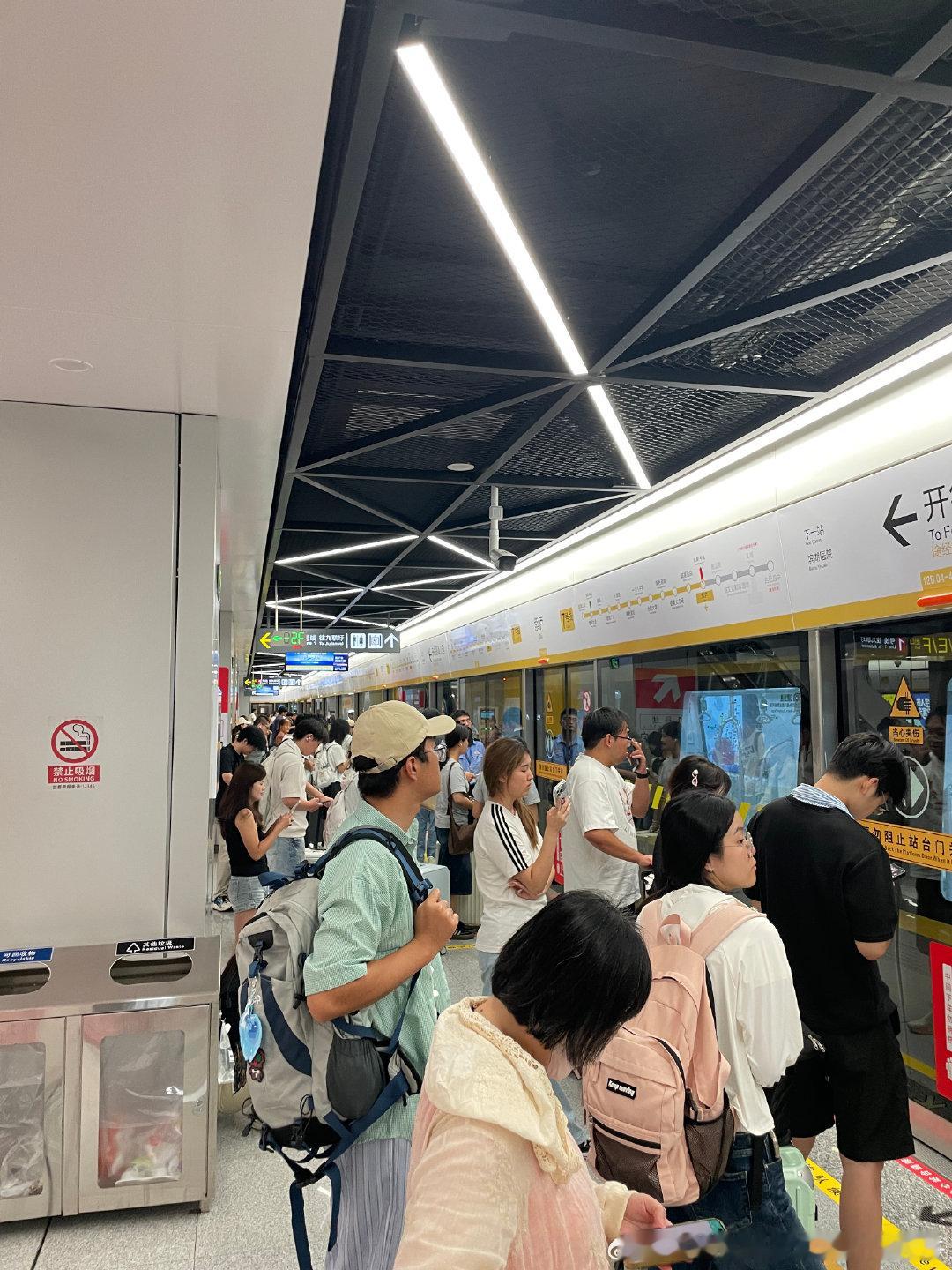 #合肥地铁# 网友：2026年9月4日（周五，晴）16：53分，合肥地铁7号线紫庐站往翡翠公园方向站台及车厢客流画面。——7号线开通后的首个周五（非暑假），且看今天能否小破纪录[doge] ​