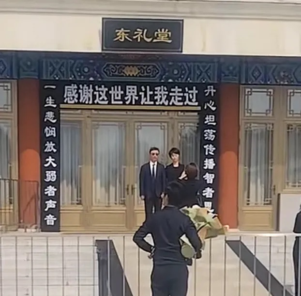 敬一丹女儿王尔晴真的很优秀，她也剪了短发，很像母亲年轻时。
敬一丹告别仪式结束，王梓木和王尔晴送别众人，王尔晴剪了短发，一身黑衣，干净利落又知性大方，很像母亲年轻时。敬一丹希望王尔晴能够独立，她确实很优秀。
英国留学回来，投身乡村教育公益，带父母去南极旅游时，发现当地缺少中国本土向导，她专门体能训练