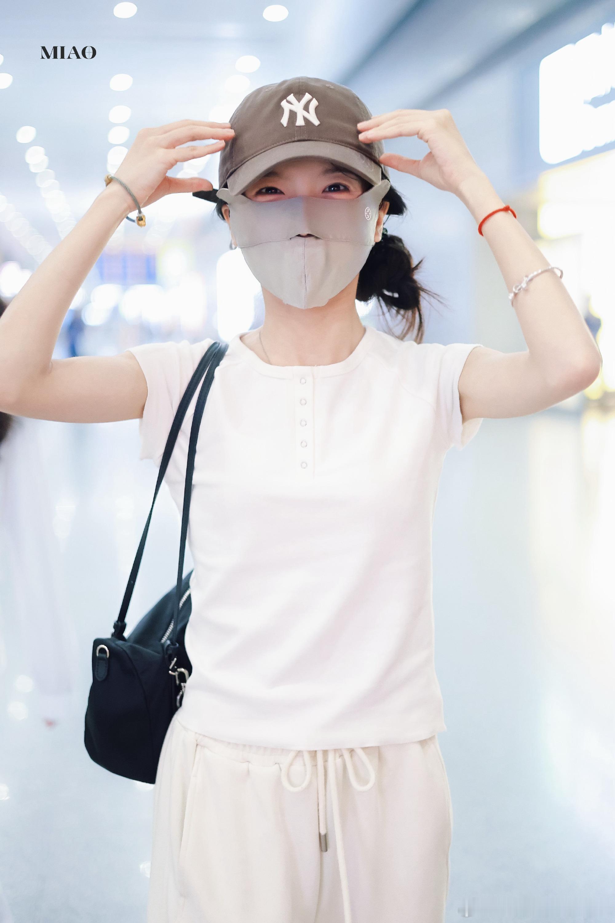 演员李思潼 lstlst “海水拥抱月亮，我将日落揽下为你积攒满腔爱意...