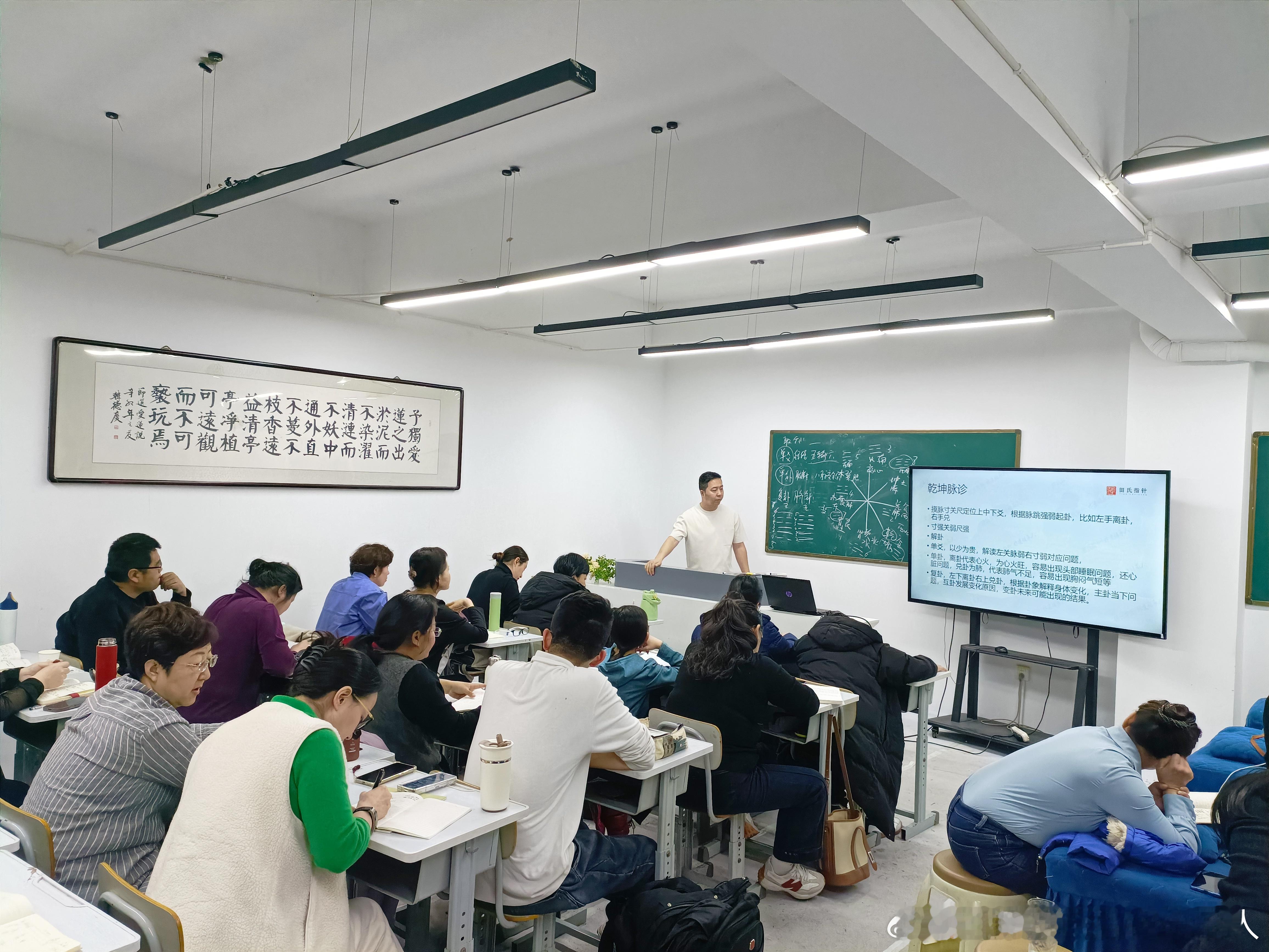 指尖承扁鹊千年医术，匠心启当代中医新篇——记田氏指针传承人田野

中医外治，千年传承，扁鹊医术更是中华医道的璀璨瑰宝。在过度医疗、养生乱象频发的当下，柔性正骨、无痛调理、绿色康养已然成为大众健康刚需。传统中医技艺多面临传承断层、手法晦涩、难以普及的困境，而扁鹊千年技艺——田氏指针， ​