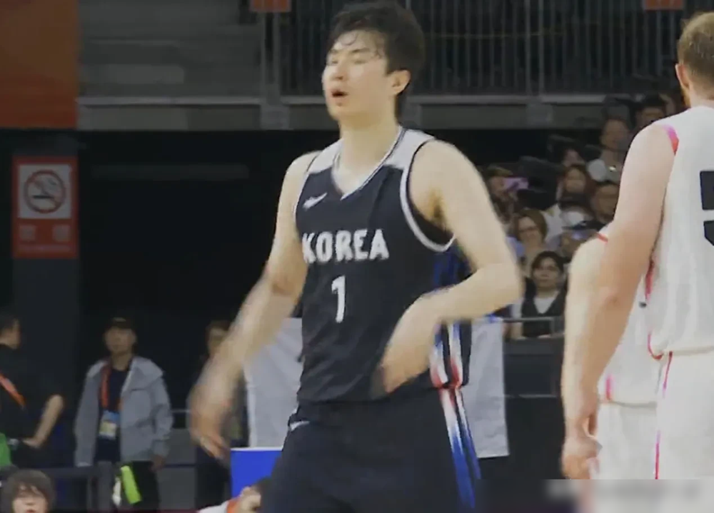 李贤重这27分18板，直接把韩国金牌和免兵役一块儿搂回家了。
亚运男篮决赛，他一个人把日本锋线凿穿了，3助攻2抢断1盖帽，第四节日本追到5分，他连扔两个三分直接熄火。
这人跟崔永熙当年在夏联还做过队友，那会儿看，两人差距没大到哪去。
李贤重后来重伤一次，伤完没回国躺，转头去澳洲练，又签开拓者E