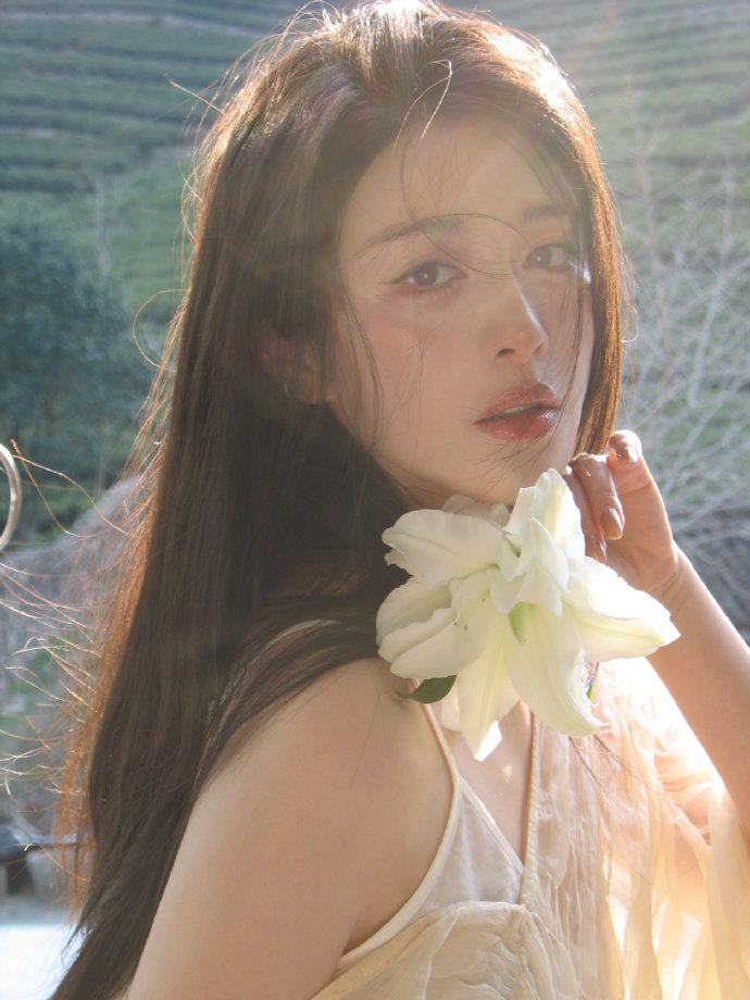 被阳光偏爱的女孩！  周憬艺这组写真把氛围感玩明白了！  五官精致得像...