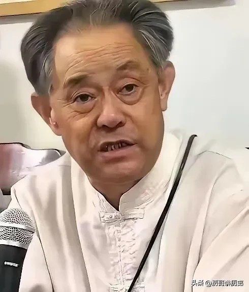 一个23岁的年轻人，用钥匙偷了18万元文物，枪毙了。
三十年后，一个81岁的院长，签了个字，让近亿元的国宝流出去，判三年。
 
这两桩时隔三十年、同出南京博物院的文物案件，结局截然不同，狠狠戳中了无数人的内心。同样是损害国家文物利益，量刑尺度的巨大差距，让大众感慨世事不公、法理难解。
 
1994年