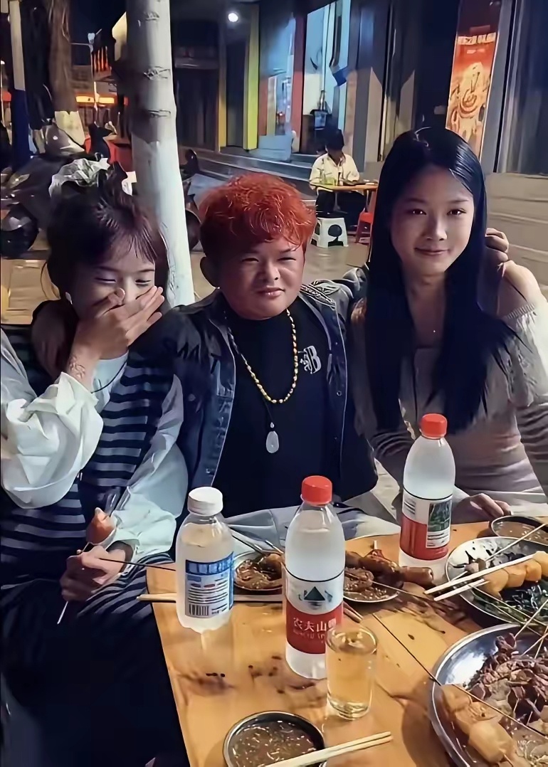 靠跟马云长得像，小马云吃到了短视频时代的红利。有人说，自从“小马云”范...