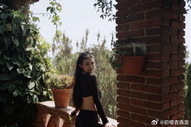 汪峰女儿小苹果度假照刷屏，21岁穿露腰装配长裙，镜头感比亲妈当年还松弛 ​