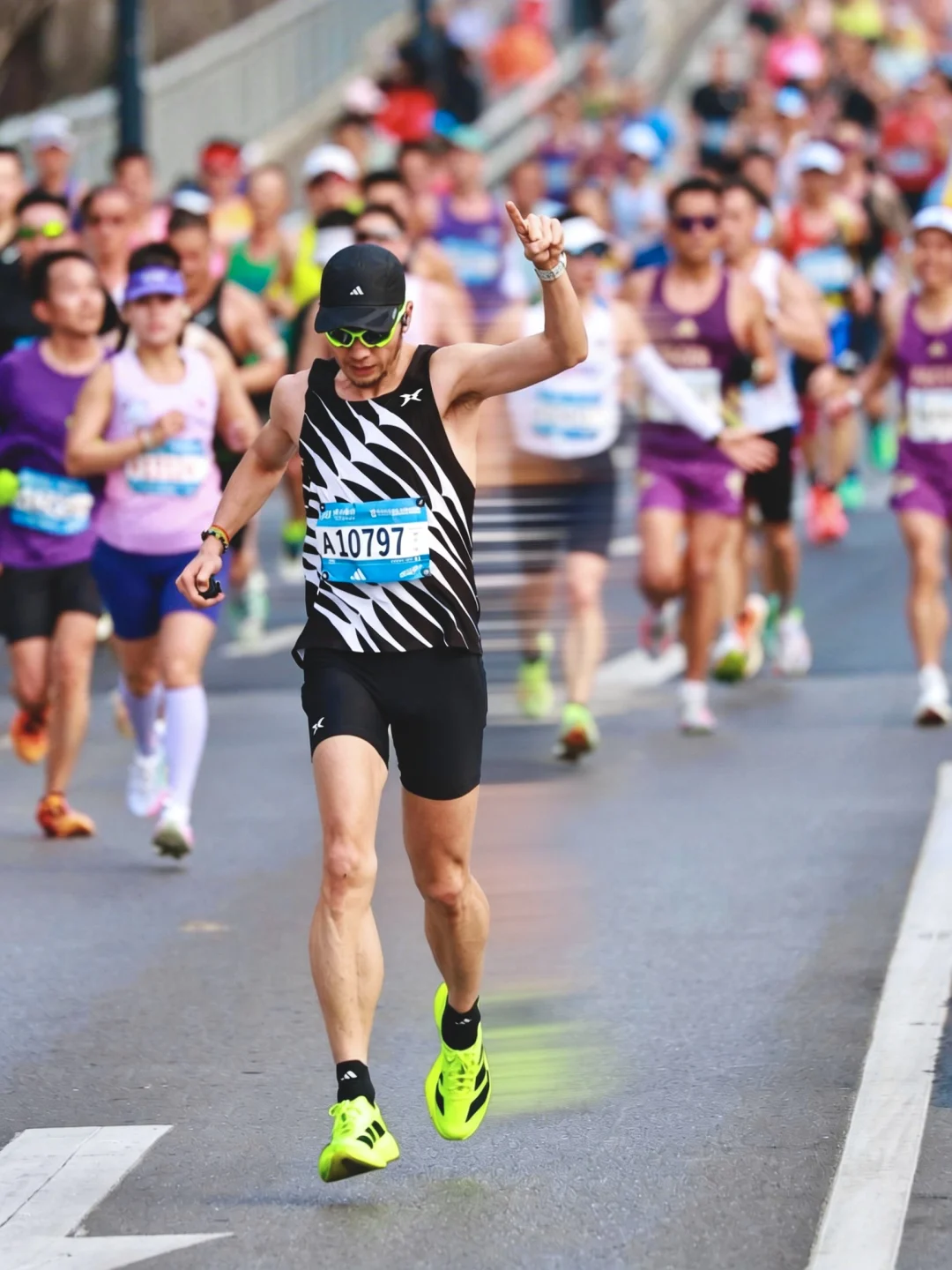 左手指着天，只求战胜昨天的自己