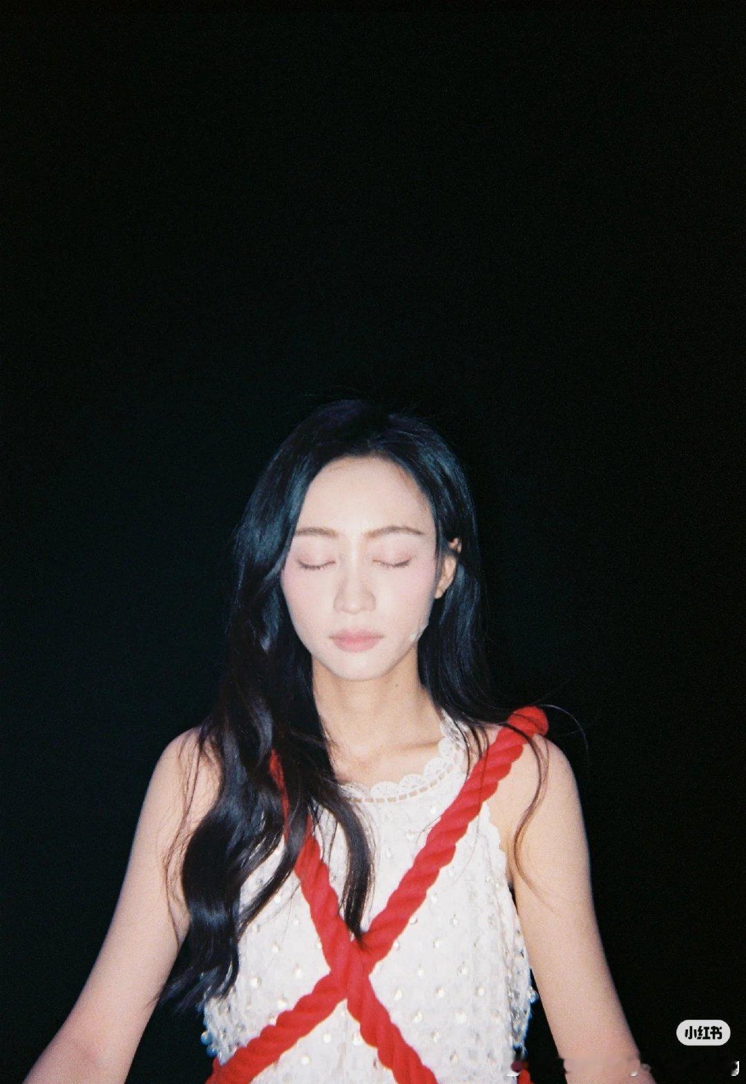 #黄婷婷[超话]# htt #黄婷婷话剧诛# 

每一天无法不想你，
连闭上眼睛，怎么都是你。

​