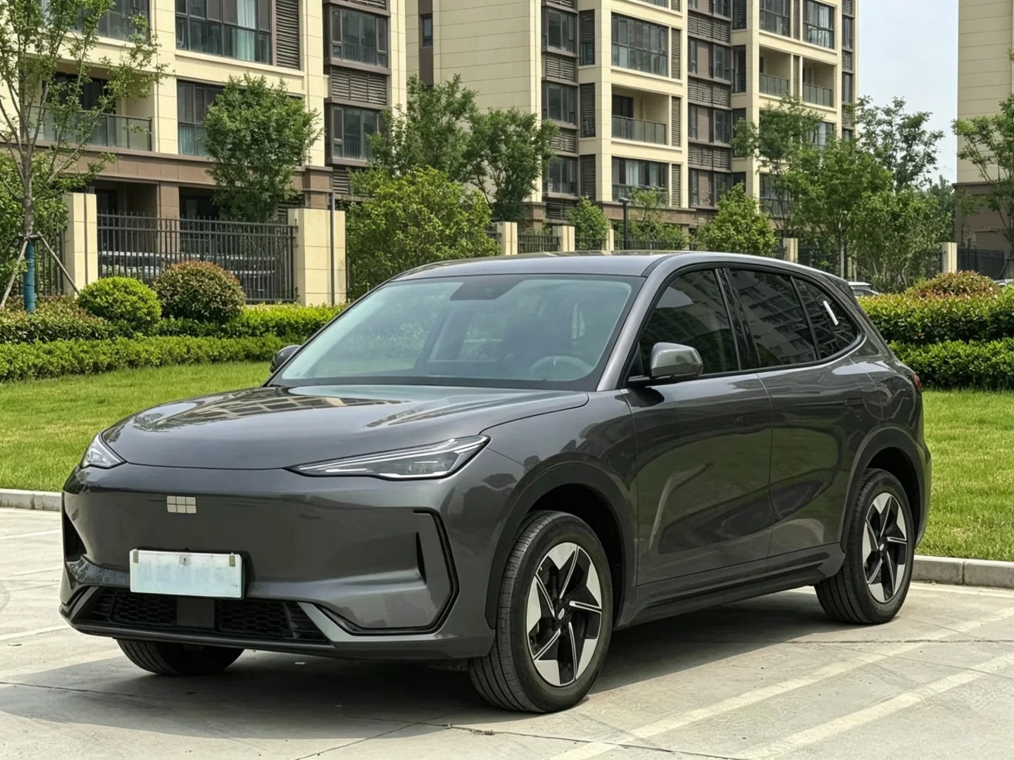 同价位SUV要不要选带激光雷达呢？
 
12 万买纯电 SUV，好多人都纠结一个问题：同价位到底要不要选带激光雷达的？
 
就拿热门的银河 E5、小鹏 MONA L03、零跑 B10 三台来说，价格差不多，抛开颜值、续航这些常规项，我带大家实际体验一下三款车的辅助驾驶。
 
先说硬件底子，银河 E5
