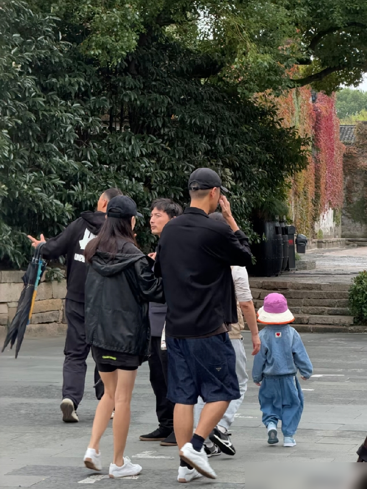 乌镇那组偶遇照刷屏了，任重推着女儿，孙骁骁挺着二胎肚子走旁边，腿还是又细又长，光看背影根本不像孕妇。
这俩人也真能藏。从2019年七夕被拍到看话剧，到2022年试婚纱、领证，愣是没吭过一声。2023年女儿嘻姐都生了，直接搬去重庆住，外界才知道有这么个孩子。
直到2025年10月，任重才在访谈里松