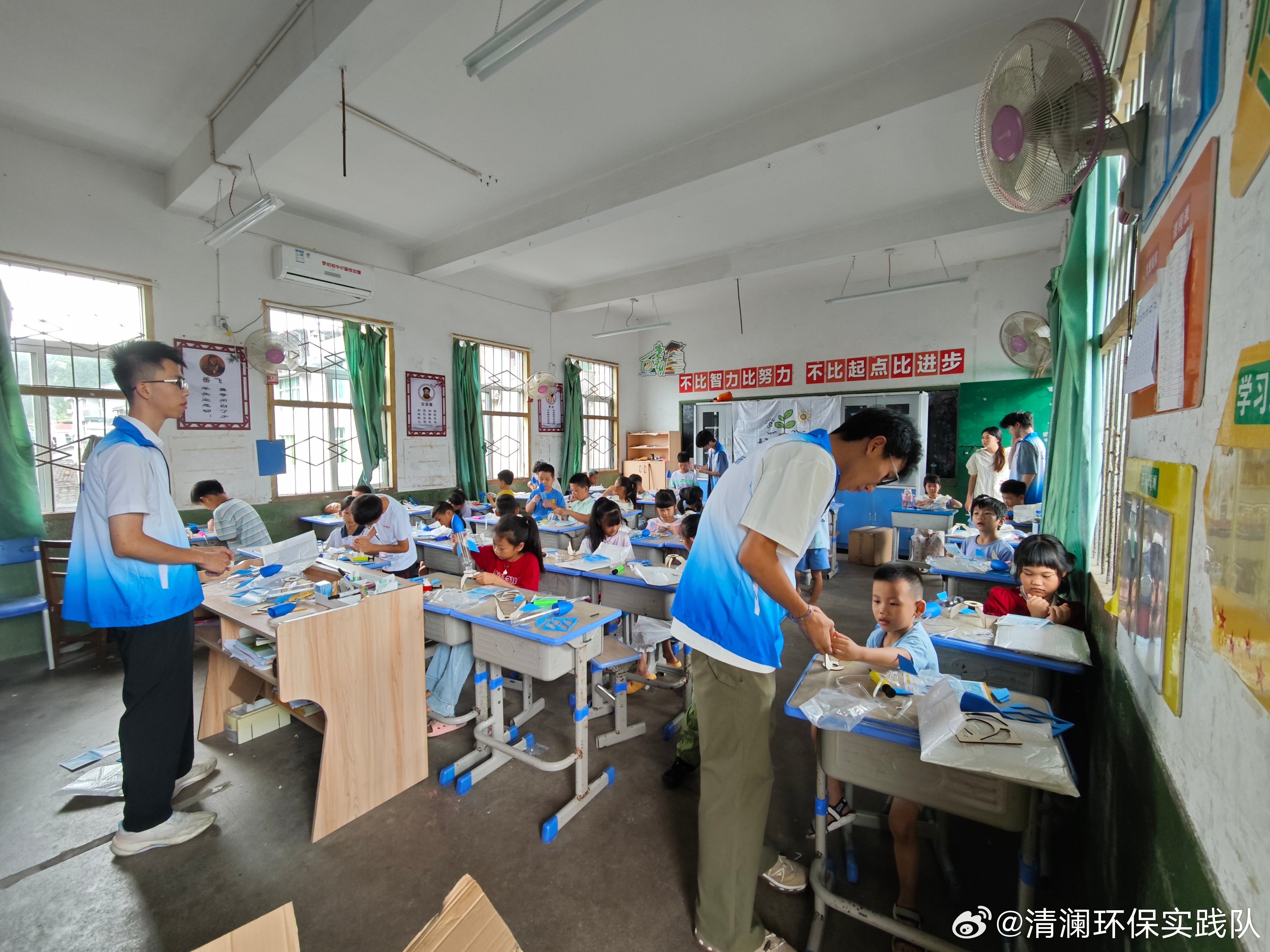 这个暑假，青澜环保实践队队员分赴河北、辽宁、福建多地开展生态环保志愿服务。
 
队员走进河北乡村入户走访，调研乡村人居环境，面向村民普及绿色低碳知识；
在辽宁实践中心开设环保公益课堂，为青少年科普生态保护知识；
于福建小学开展环保手工课，带领同学们利用废旧物料动手实践；
在邯郸街道开展 ​