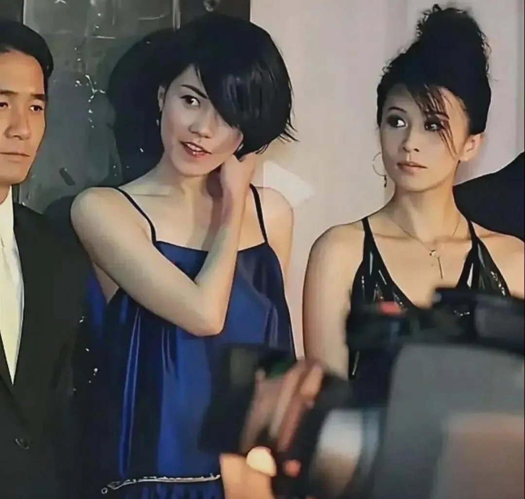 旧照里，王菲刘嘉玲梁朝伟合影，年轻时的刘嘉玲眼神就很炙热清亮，一眼就会难忘，且气场强大，王菲则温和很多，自带清冷感 ​