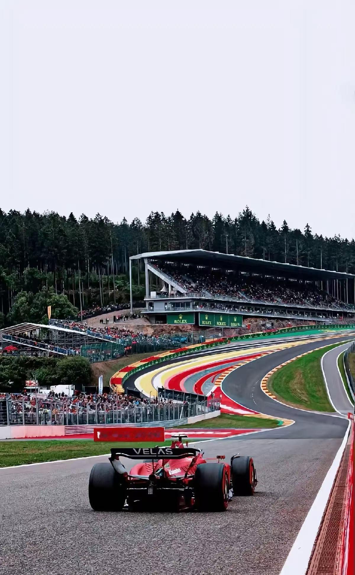 2026新规彻底改写围场格局今年新规落地后，F1彻底告别一家独大的时代。空动、底盘、动力单元全部更新，各大车队适配进度天差地别。梅奔吃透新规稳居榜首，法拉利紧随其后，迈凯伦靠后期升级快速追赶，唯独老牌强队红牛直接掉队。新规洗牌让前排竞争空前激烈，每场比赛的对抗都特别有看点。【来自懂车帝车友圈】