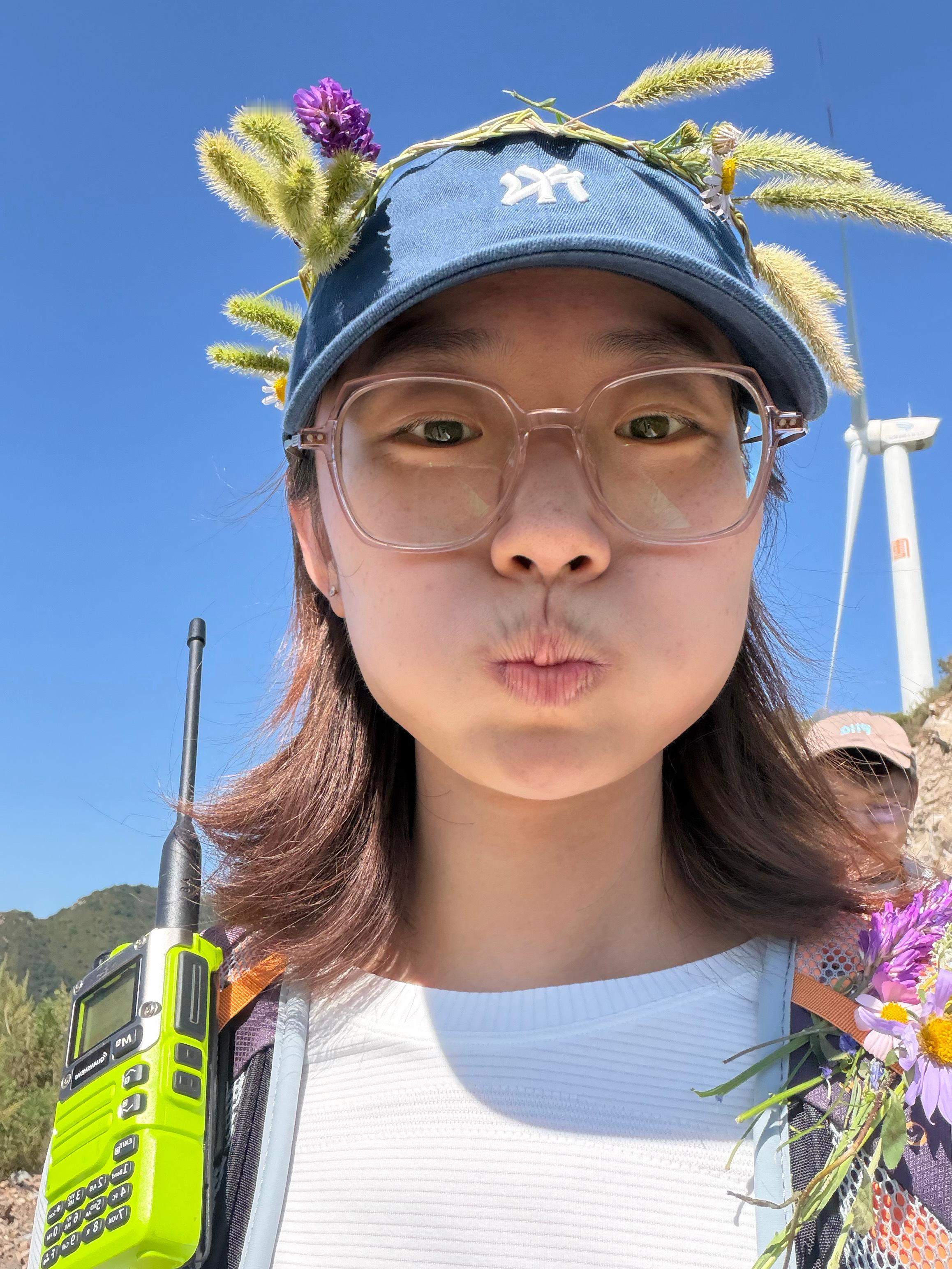每次徒步都能找到最原始的快乐
这次去长峪城 爬升不大 七点半集合 十点半开始爬 在山脚下有片湖泊 刚想把手伸进湖里 有个师弟就和朋友说“你知道吗 人上了年纪的表现就是看到水就想摸摸”ok住嘴 
 开始爬升了之后确实有点累 这次是尾队 负责带一下后面的同学 一个师弟说最近一直在准备法考 必须要出来 ​