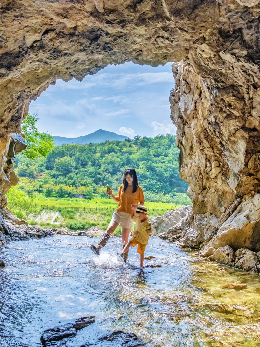 免费探洞玩水‼️看瀑布💦是大自然的奇观呀‼️